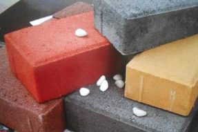 如何澆筑一塊高質(zhì)量的水泥彩磚？